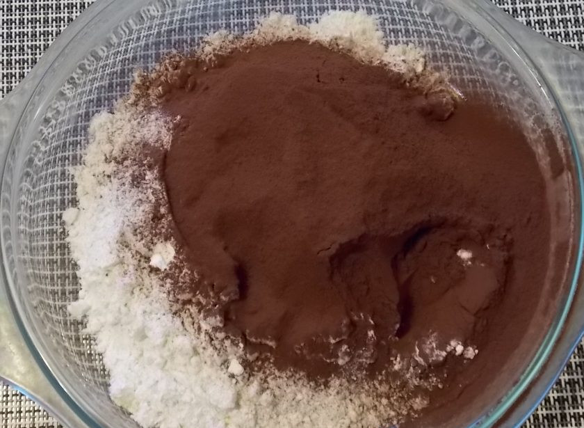 1. Этап. Шоколадное печенье Вафли: Смешайте муку, соду, какао и соль. Просейте через сито.
