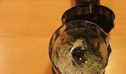 1. Этап. Коктейль освежающий: Добавляем к измельчённой мяте лёд и измельчаем.