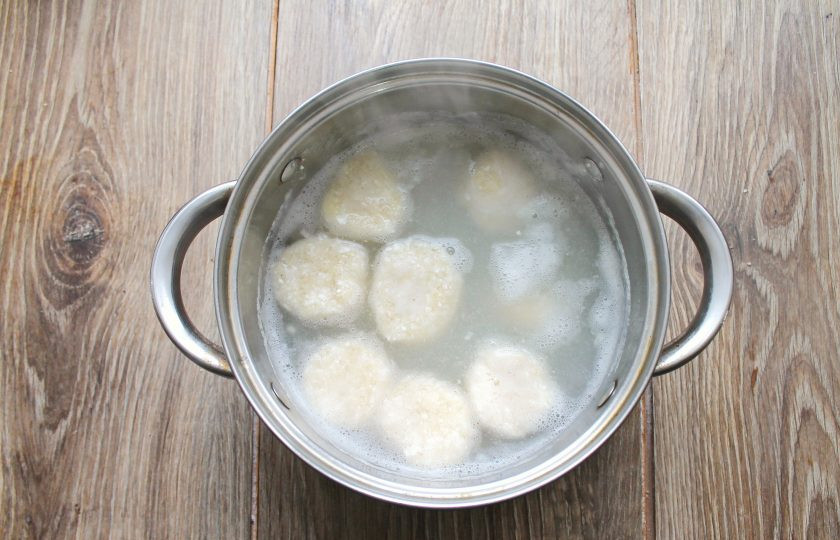 1. Этап. Ленивые вареники по Дюкану: Опустите подготовленные вареники в кипящую воду, убавьте огонь до медленного и варите в течение 5-7 минут. Вареники должны всплыть. Переложите вареники в тарелку и подавайте к столу.