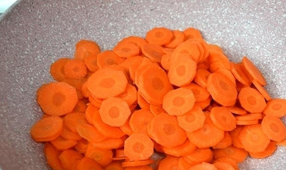 1. Этап. Тушеная морковь в молоке: В сковороду положите нарезанную морковь и готовьте на среднем огне 3-5 минут, перемешивая.