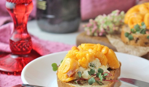 1. Этап. Закуска «Тайна»: Вот такая она получилась: сверху много-много сыра, а внутри – вкусная яичная начинка, плюс хлеб. Хочешь - так кусай, а хочешь - размажь ножом по хлебу. Приятного аппетита!