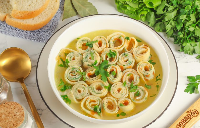 1. Этап. Фриттатензуппе: Влейте в емкость куриный булон и подайте горячее к столу вместе с хлебом, соусами, сметаной или майонезом.