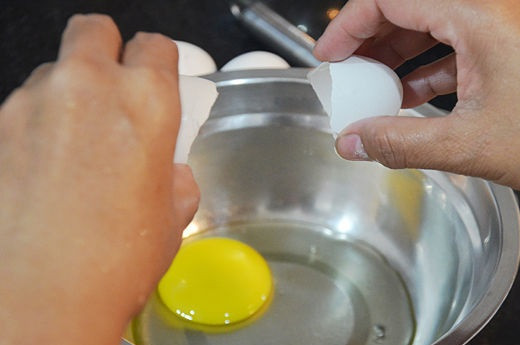 1. Этап. Омлет кусочками: 2. В небольшую мисочку отправьте яйца, взбейте их как следует со щепоткой соли. При желании можно добавить немного молока, перца, сушеной зелени, паприки или молотого чеснока. Все это придаст блюду дополнительную пикантность.