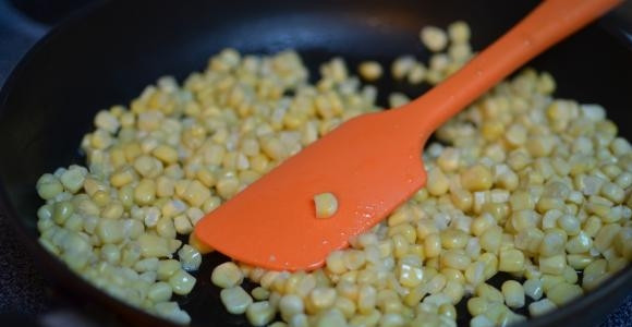 1. Этап. Салат из капусты и кукурузы: Размораживаем кукурузу, обжариваем её в растительном масле на большом огне до легкого золотисто-коричневого цвета.