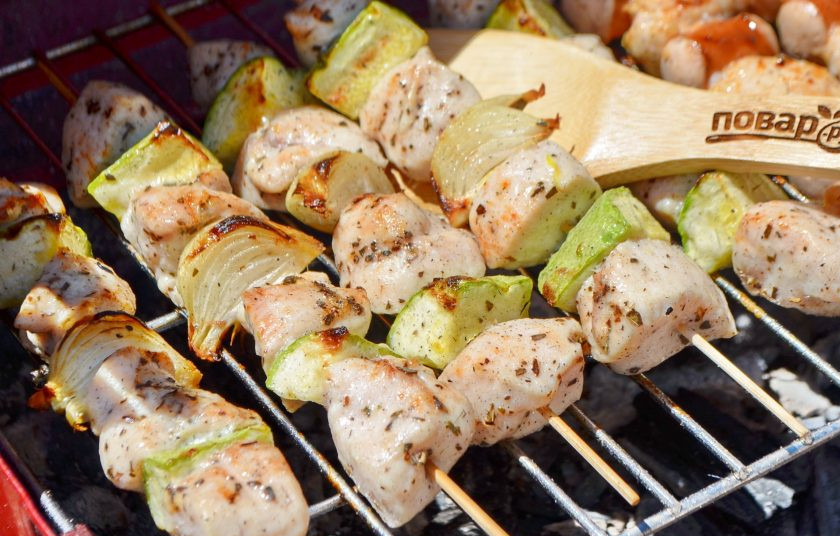 1. Этап. Куриный шашлык по-гречески с соусом: Готовый шашлык подайте с соусом, приятного!