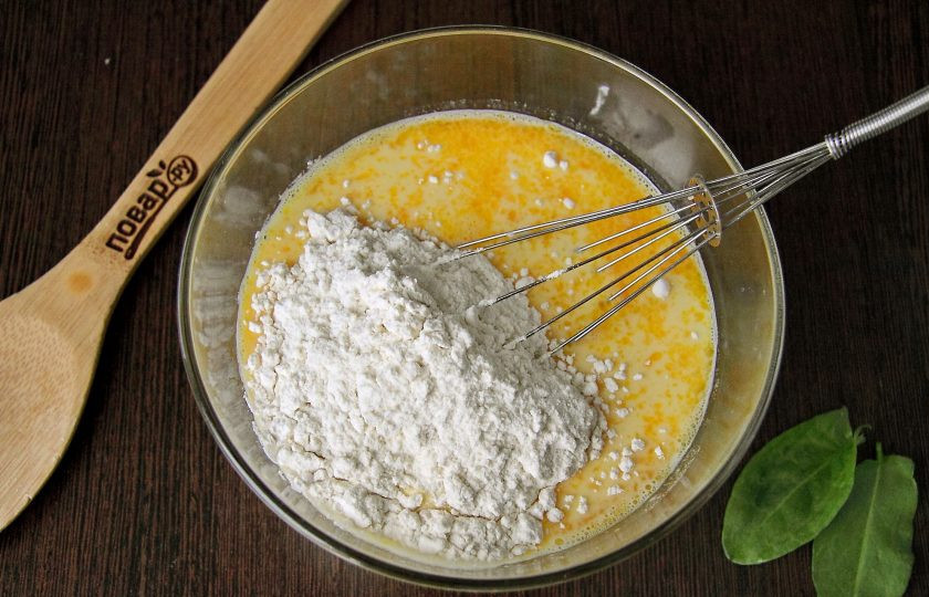 1. Этап. Заливной пирог с щавелем: Перемешайте и добавьте муку и соду.