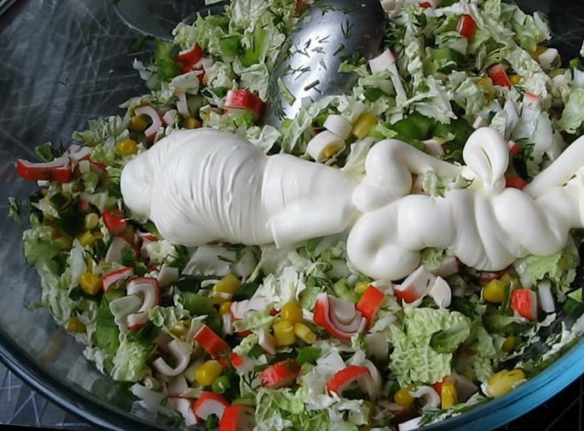 1. Этап. Салат из крабовых палочек и капусты с укропом: Заправьте салат майонезом и перемешайте.