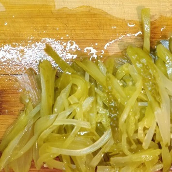 1. Этап. Мясной салат со свеклой: У соленых огурцов убираем серединку с семенами, если они крупные и водянистые, если семена мелкие, можно оставить так, также нарезать тонкой длинной соломкой.