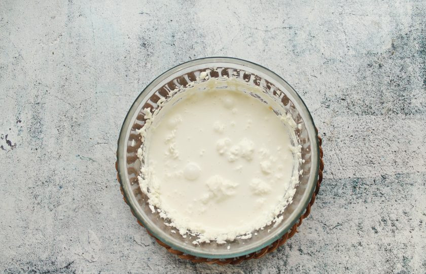 1. Этап. Банановый торт суфле: Влейте в миску с сыром сливки и снова взбейте до пышной массы.