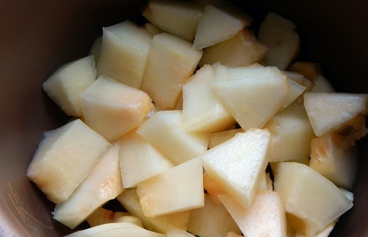 1. Этап. Варенье из дыни и яблок: Дыню почистите и удалите семечки. Затем нарежьте её кубиками. Переложите их к яблокам.