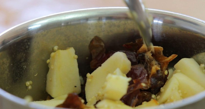 1. Этап. Пюре из киноа: 3. Далее в сотейник добавьте яблоко без кожуры кусочками и нарезанные финики. Накройте блюдо крышкой и варите 14 минут на среднем огне.