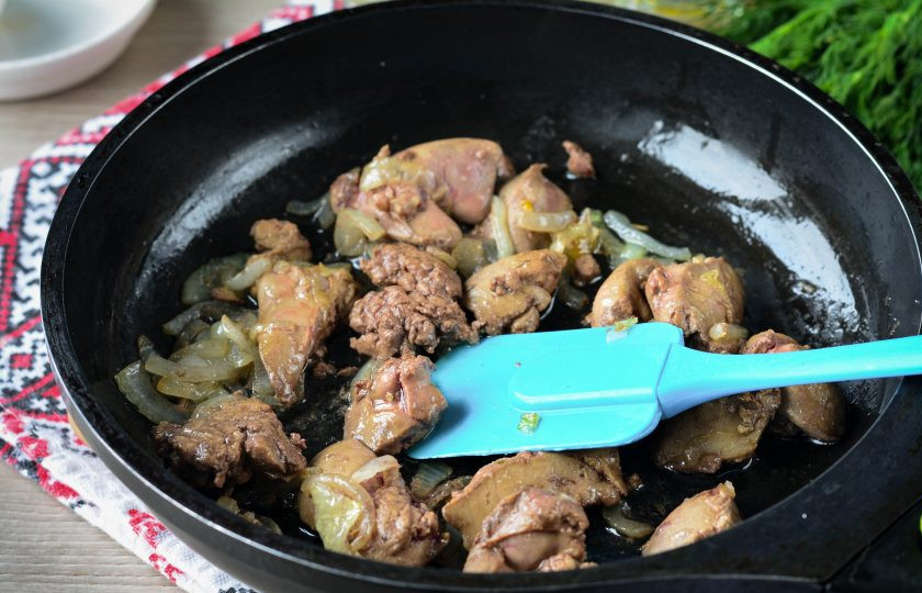 1. Этап. Куриная печень по-румынски: Обжаривайте 3-4 минуты, добавив соль и перец по вкусу.