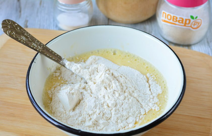 1. Этап. Клюквенный пирог с орехами: Всыпьте муку и разрыхлитель.