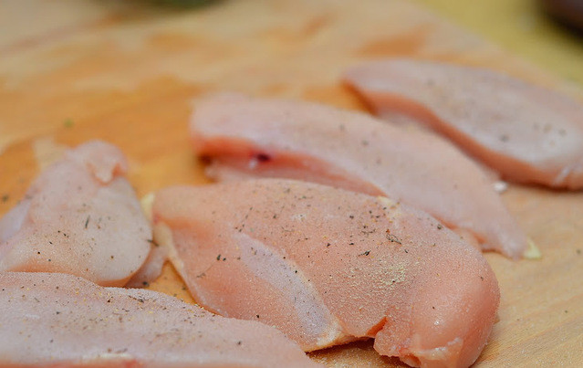 1. Этап. Курица в сырном соусе: 1. Для начала необходимо вымыть и просушить куриное филе. При желании отбить немного, посолить и поперчить по вкусу. Можно также добавить другие любимые специи по вкусу.