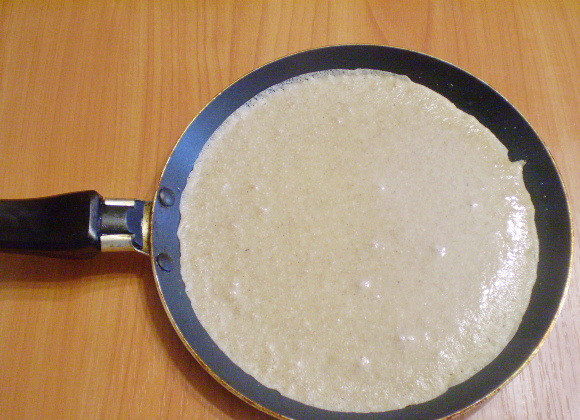 1. Этап. Блины гречневые без дрожжей: Силиконовой кисточкой смазываем блинную сковородку. Выливаем половник теста и жарим до румяной корочки.