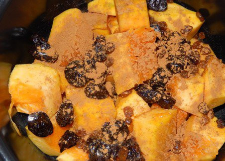 1. Этап. Сухофрукты в мультиварке: Промываем сухофрукты в воде. Выкладываем кусочки тыквы и сухофрукты в мультиварочную чашу. Посыпаем всеми пряностями. Добавляем сахар по вкусу. Заливаем водой и ставим в режим 