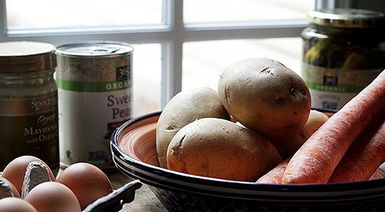 1. Этап. Салат Оливье классический: 1. Вымойте картофель и морковь, затем поместите овощи в кастрюлю и залейте водой, после закипания варите до готовности (20-30 минут). В отдельной кастрюле отварите яйца. Остудите все подготовленные ингредиенты.