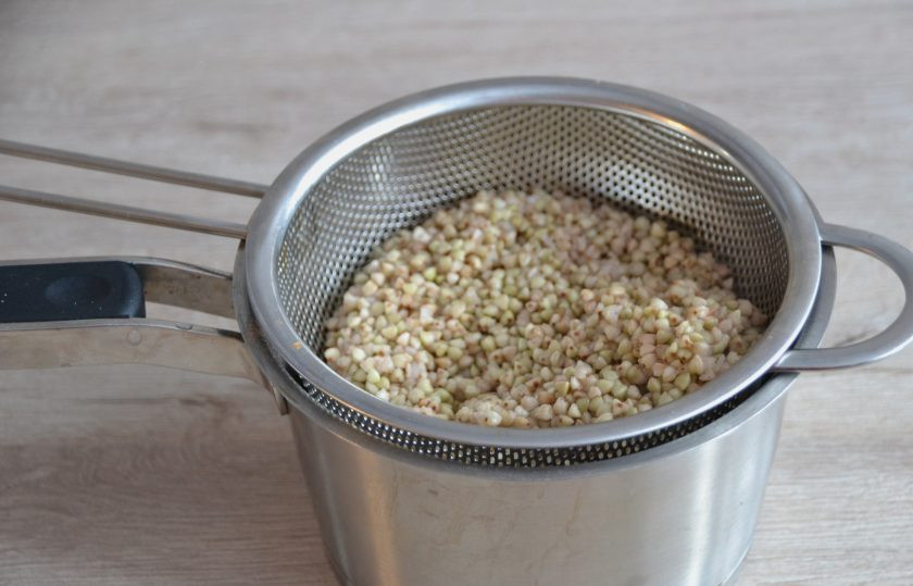 1. Этап. Зеленая гречка с грибами: Откиньте на сито отварную гречку.