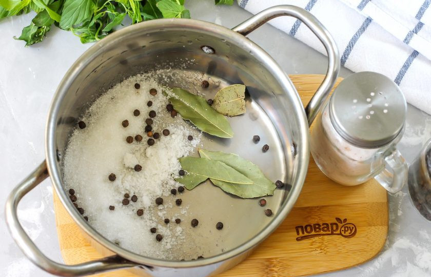 1. Этап. Маринованные перцы быстрого приготовления с маслом: В кастрюле или казане соедините сахарный песок, соль, горошины черного перца и лавровые листья.