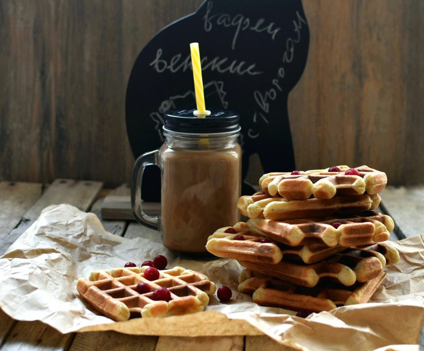 1. Этап. Венские творожные вафли: Подавайте вафли с медом или сиропом, ягодами или мороженным – по вашему вкусу.