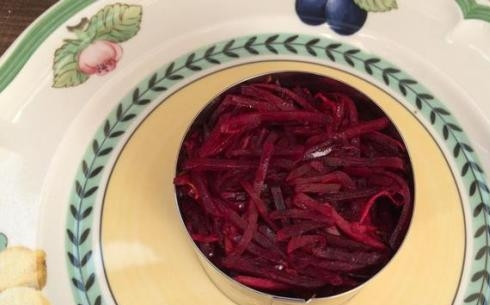 1. Этап. Овощной слоеный салат: И последний слой — это свекла. Поливаем и ее заправкой. Слои можно поменять и сделать так, как вам больше нравится.