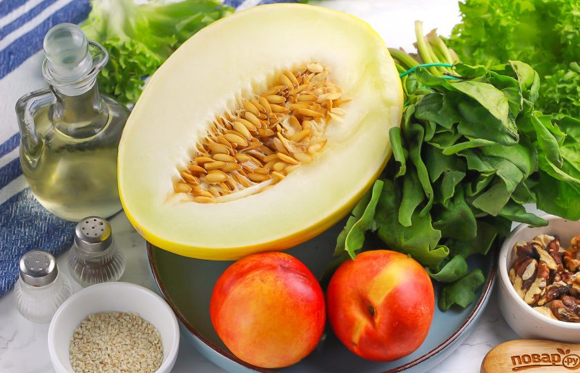 1. Этап. Салат с нектаринами и дыней: Подготовьте указанные продукты. Нектарины и шпинат промойте в воде, из дыни удалите косточки.