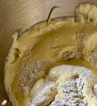 1. Этап. Торт  Клубничный Поцелуй: Муку смешал с крахмалом и разрыхлителем. Хорошо перемешал. В два приема просеял мучную смесь в белковую массу, переворашивая смесь лопаткой, очень аккуратно, максимально сохраняя воздушность.