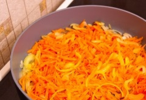 1. Этап. Картошка с морковью: Когда лук начал золотиться, добавляем морковь и жарим минут 10. Помешиваем!