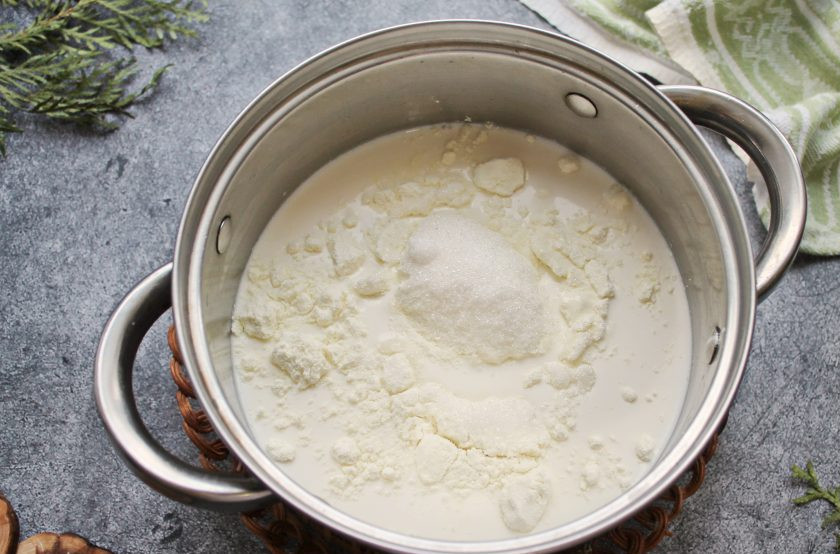 1. Этап. Обезжиренный ванильный йогурт: Всыпьте сахар и все хорошо перемешайте до полного растворения молока и сахара.