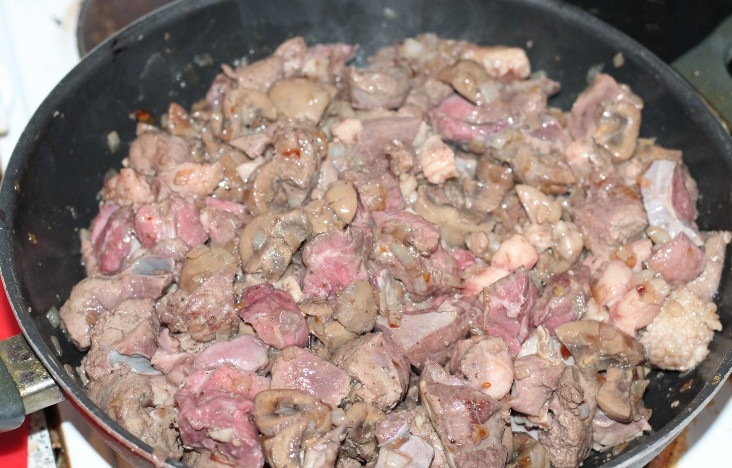 1. Этап. Колбаса Домашняя: 2. Затем обжарим и протушим до готовности вместе с луком и чесноком.