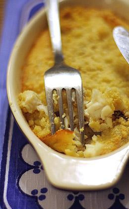 1. Этап. Рыбный крамбль: Берем форму для выпекания, смазываем ее сливочным маслом. Выкладываем слой нарезанного филе белой рыбы, затем - слой взбитых яиц с молоком, наверх - слой пшеничных крошек с мукой. Выпекаем 20-25 минут в температуре 180 градусов. Приятного аппетита!