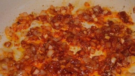 1. Этап. Бурый рис в духовке: Потом внесите томатную пасту и обжарьте ингредиенты ещё пару минут, помешивая.