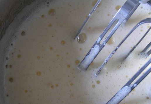 1. Этап. Сырно-чесночные булочки Два сыра: Яйца взбейте с солью и сахаром до пышной массы.