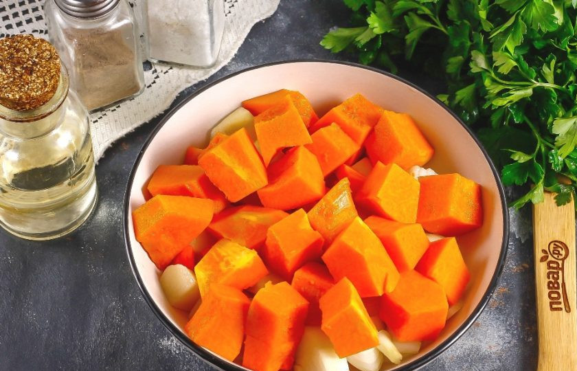1. Этап. Тыква с овощами: Посолите и поперчите содержимое емкости. По желанию можно даже всыпать немного молотого сушеного чеснока.