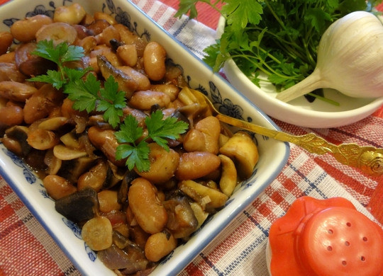 1. Этап. Фасоль с шампиньонами: 7. Готовое блюдо подаю к столу горячим или холодным, оно вкусно в разных вариантах, украшаю веточками зелени.