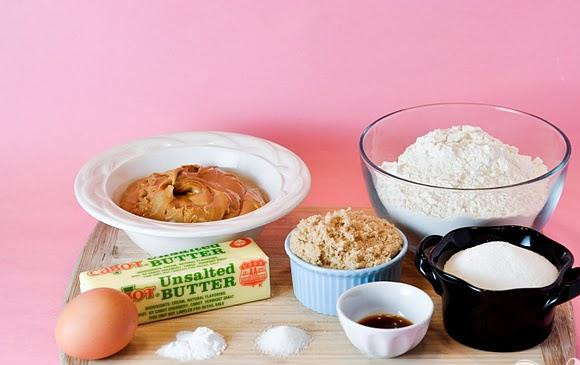 1. Этап. Мини-печенье с джемом: 1. Предварительно разогреть духовку до 175 градусов. Выстелить два противня пергаментной бумагой или силиконовыми ковриками. В небольшой миске смешать 1 стакан муки с содой и солью. Оставить в сторону. Миксером взбить сливочное масло и сахар вместе в средней миске. Добавить яйцо и взбить, затем добавить ваниль и арахисовое масло.