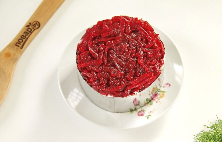 1. Этап. Салат Генеральский классический: Сверху кладем натертую вареную свеклу.