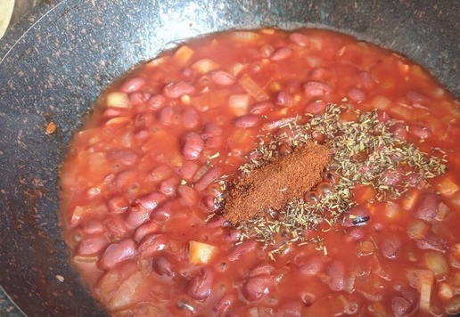 1. Этап. Быстрая похлебка из фасоли и тунца: Добавляем паприку и Прованские травы, перемешиваем.