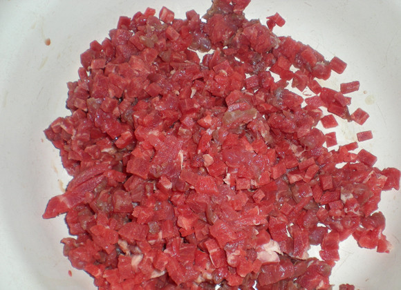 1. Этап. Татарские пирожки с мясом: 3. Для настоящих пирожков фарш не подойдет. Мясо нужно изрубить ножом на небольшие кубики. Впрочем, этот процесс не занимает большого количества времени.