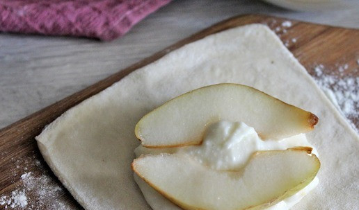 1. Этап. Венгерская ватрушка с грушей: Поверх начинки - 2 слайса груши.