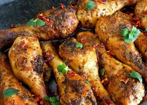 1. Этап. Голени куриные в духовке: Затем сцеживаем жидкость, которая осталась в форме, и перемешиваем ее с сахаром. Поливаем голени и отправляем их в духовку еще минут на 10-15 до подрумянивания.