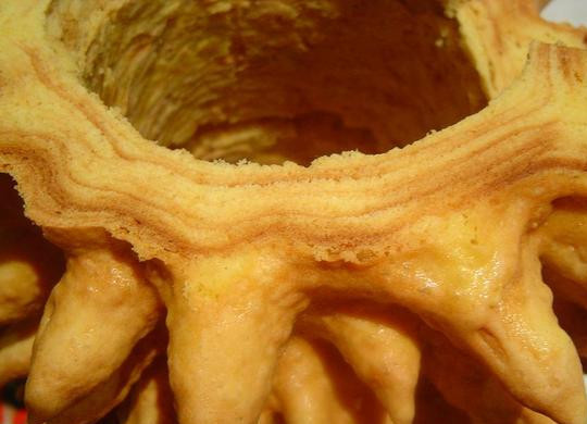 1. Этап. Торт Шакотис: Готовый торт снимается с вертела.