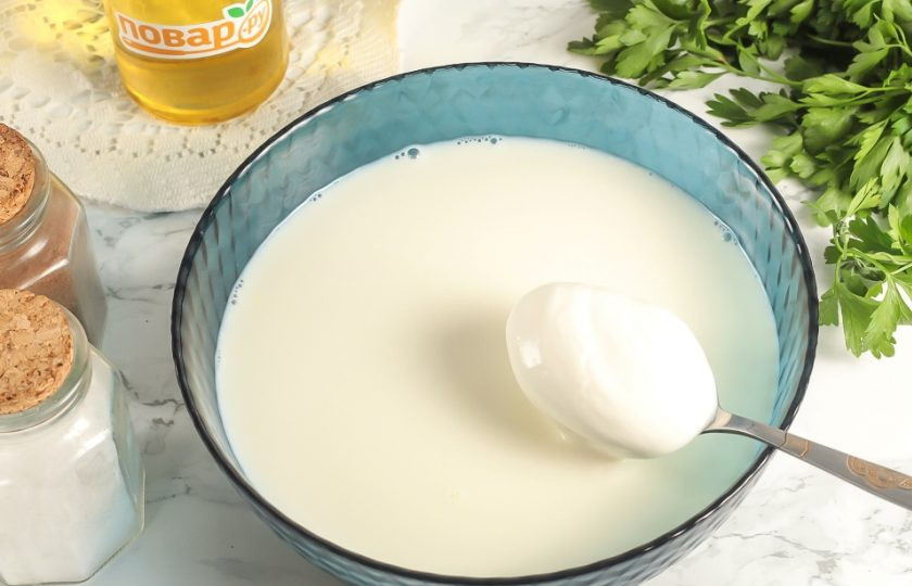 1. Этап. Йогурт домашнего приготовления: Снимите пленку с молока и необходимую часть перелейте в глубокую емкость. Можно использовать миску или ковш. Остудите молоко до 30 градусов, это обязательное условие! Вмешайте в него йогурт.