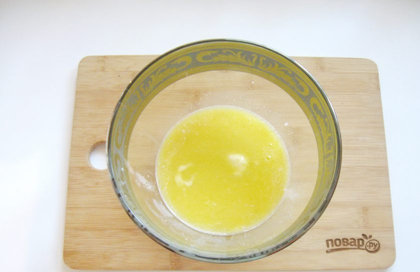 1. Этап. Плетеная булка: Добавьте соль, сахар и растопленное сливочное масло.