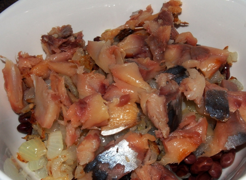 1. Этап. Салат из вареной фасоли: Почистите копченую скумбрию от костей, порежьте её небольшими кусочками, добавьте в салат.