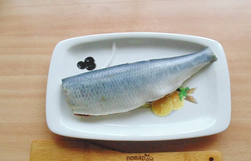 1. Этап. Соление селедки: Сельдь разморозьте. Отрежьте голову, плавники. Выпотрошите, удалите черную пленку в брюшке. Помойте внутри и снаружи.