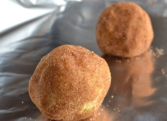 1. Этап. Очень простое печенье: 6. Достаньте из холодильника тесто и разделите его на 2-4 части. Сформируйте из каждой шарики и обваляйте их в сахарной смеси. Выложите печенье на противень с фольгой.