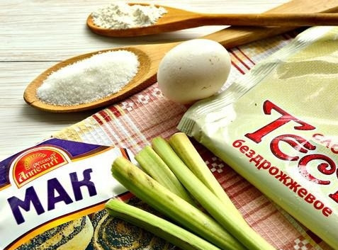 1. Этап. Выпечка с ревенем из слоеного теста: 1. Набор необходимых ингредиентов довольно простой и небольшой.