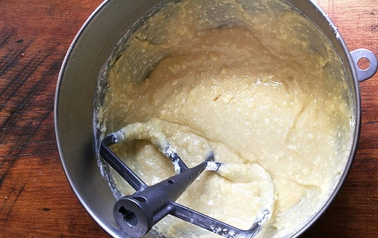 1. Этап. Лимонно-творожный кекс: 3. Сливочное масло взбейте с сахаром, добавьте творог, цедру 2 лимонов и сок по вкусу, яйца, ванильный экстракт, просеянную муку, соль и разрыхлитель. Взбейте все до однородности.