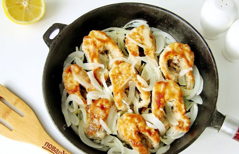 1. Этап. Щука жареная с луком: Лук должен стать мягким, а низ у рыбы подрумяниться. По желанию можно добавить в процессе пару ложек холодной воды, молока или сметану. При добавлении сметаны вас будет ждать еще и чудесный ароматнейший сметанный соус.